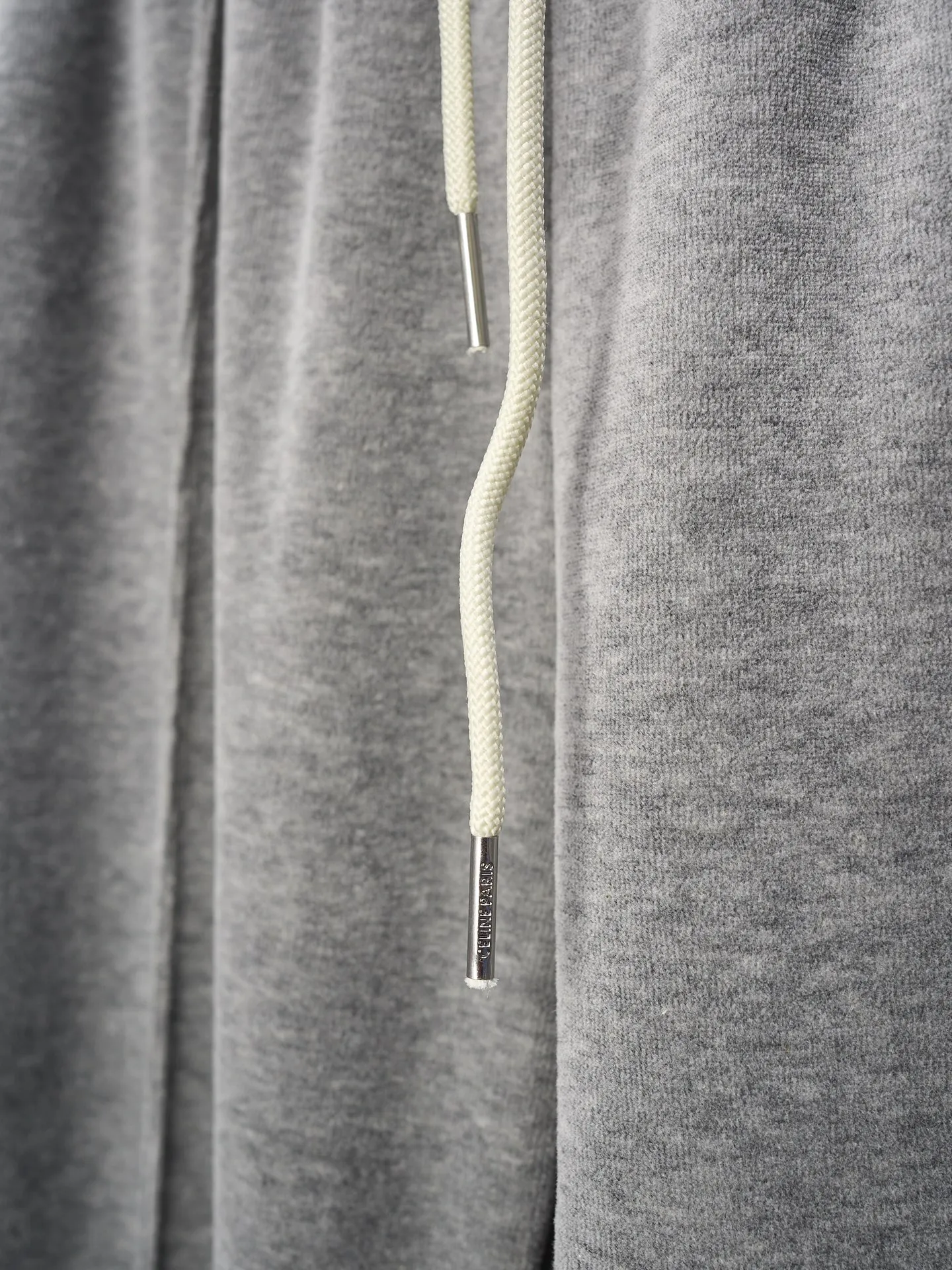 [Real auction] Celine/Celine gray fog velvet Arc de Triomphe embroidered straight trousers suit [In Stock] S M L XL custom-made Yunrou twin velvet matt cotton sateen, delicate and smooth, as close to the skin as a cloud wrap, with high-end gray as the main tone, low-key and full of connotation. The iconic CELINE Arc de Triomphe embroidery awakens on the gray fog velvet, fully recognizable, and the contrasting ribbons on both sides are sublimated to lift the tension of color. The visual impact between movement and stillness The lazy lines of the straight draped version are strong and soft. When taken apart, it is a style item. When worn together, it is an aura shirt. The suit is worry-free to wear. It adopts imported machine embroidery technology and uses advanced computer control system and precision mechanical components to realize the Arc de Triomphe embroidery operation. High precision. The lines are smooth and delicate. The fabrics have been washed and have a better hand feel. Not easy to deform, not easy to shrink, not easy to fade. Maintain long-term beauty and fit.